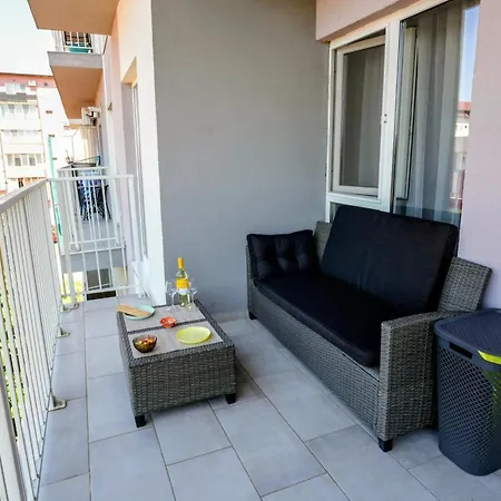 Moonlight Emerald - Big Balcony & Covered Private Parking - By Realtrust *
